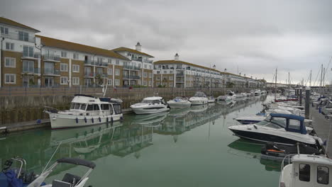 Boote-Aller-Größen-Säumen-An-Grauen,-Bewölkten-Tagen-Ruhige-Hafendocks-Am-Meer