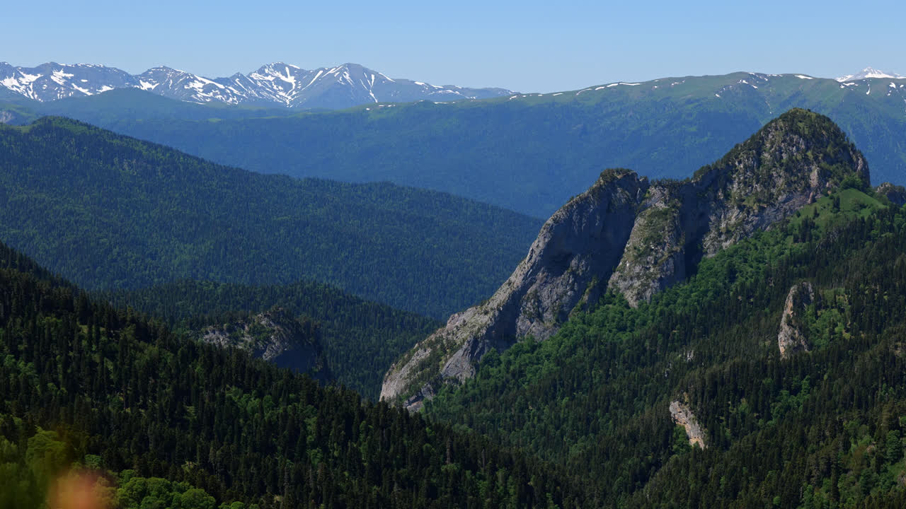 vista panorámica del paisaje de los valles y bosques de las montañas del cáucaso, en una noche soleada