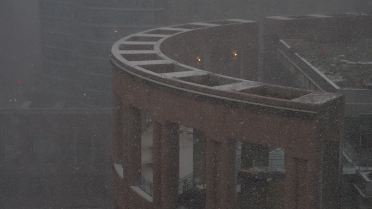 viejo arco de piedra de arquitectura en la biblioteca pública de vancouver cubierto de nieve durante una fuerte tormenta de nieve en invierno