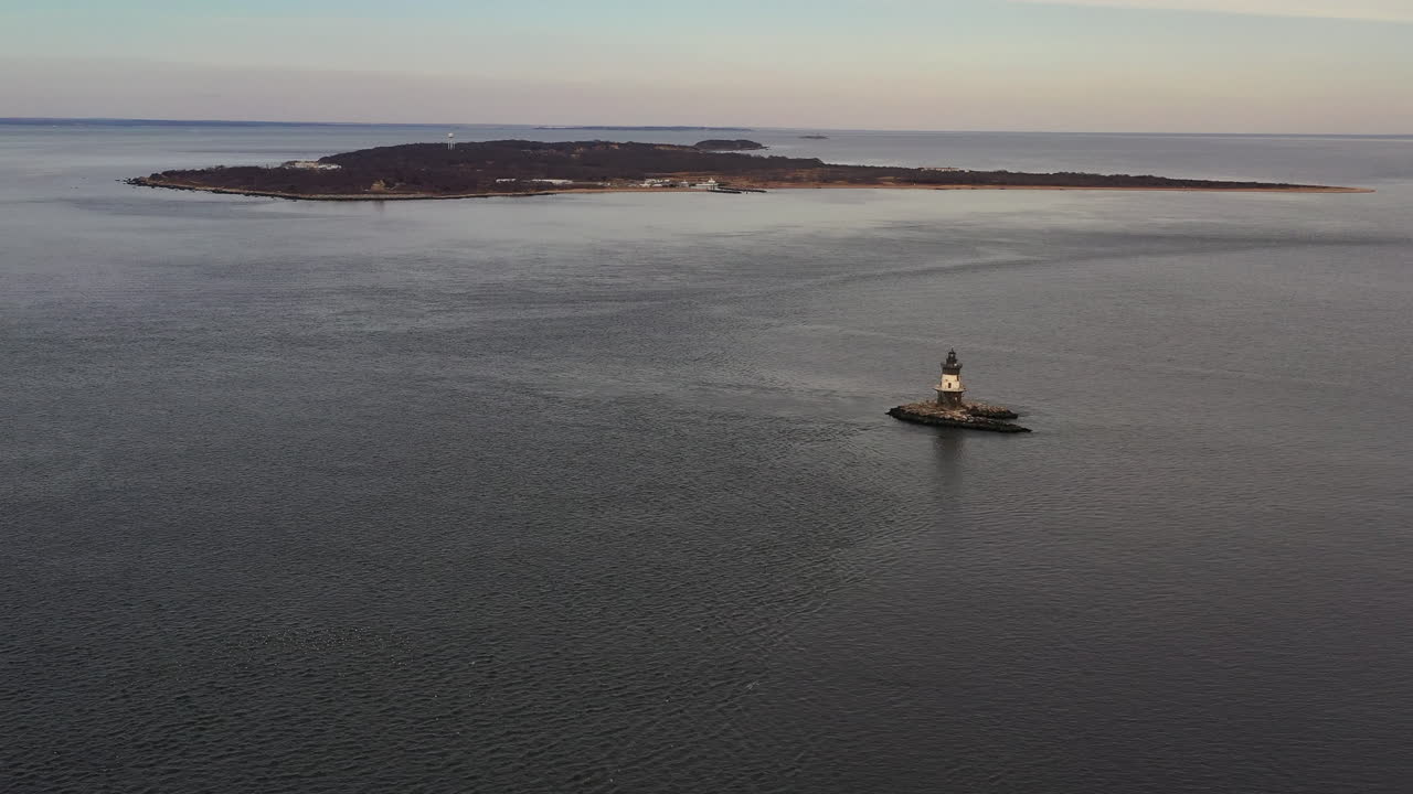 뉴욕 오리엔트 포인트의 동쪽 끝에 있는 작은 등대가 있는 롱 아일랜드 사운드의 조감도