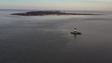 Una-Vista-Aérea-De-Long-Island-Sound-Con-Un-Pequeño-Faro-En-El-Extremo-Este-De-Orient-Point,-Nueva-York