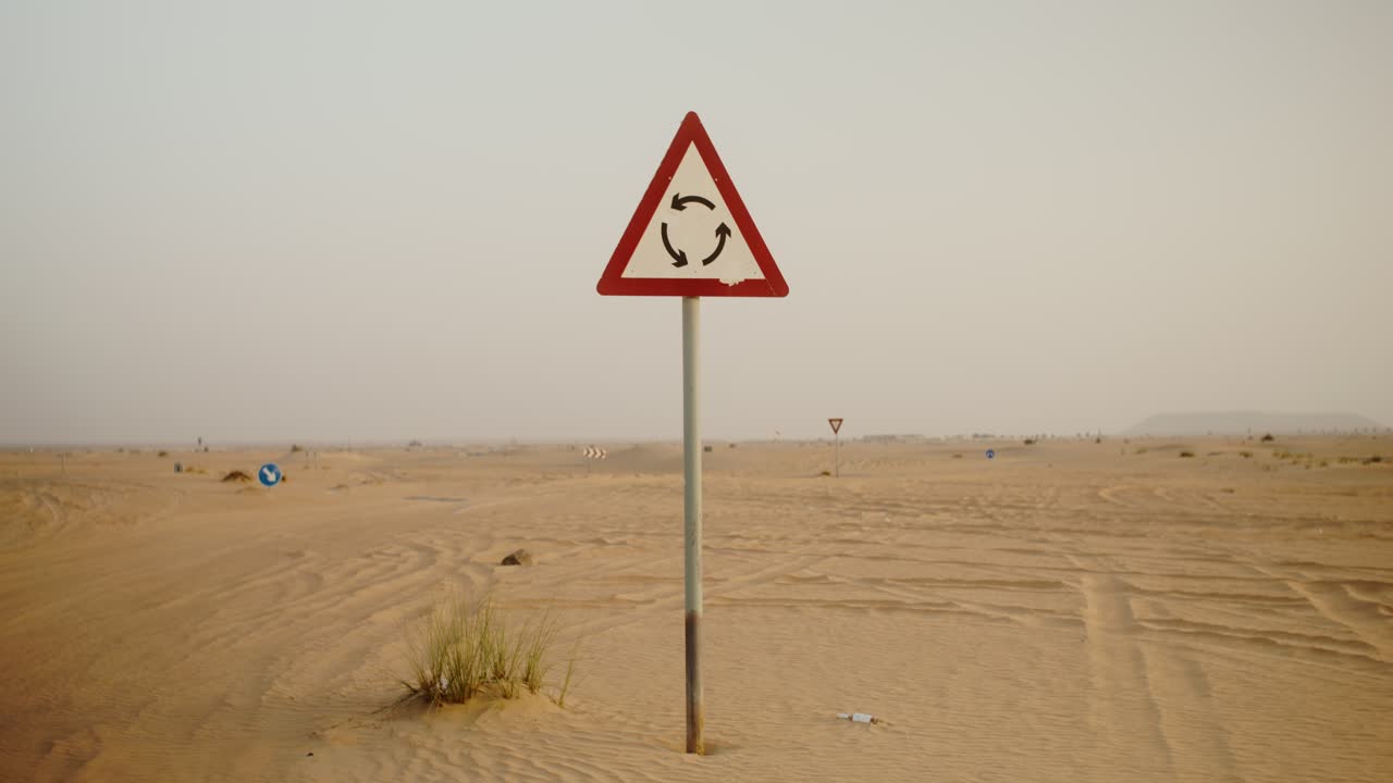 señal de rotonda en el desierto