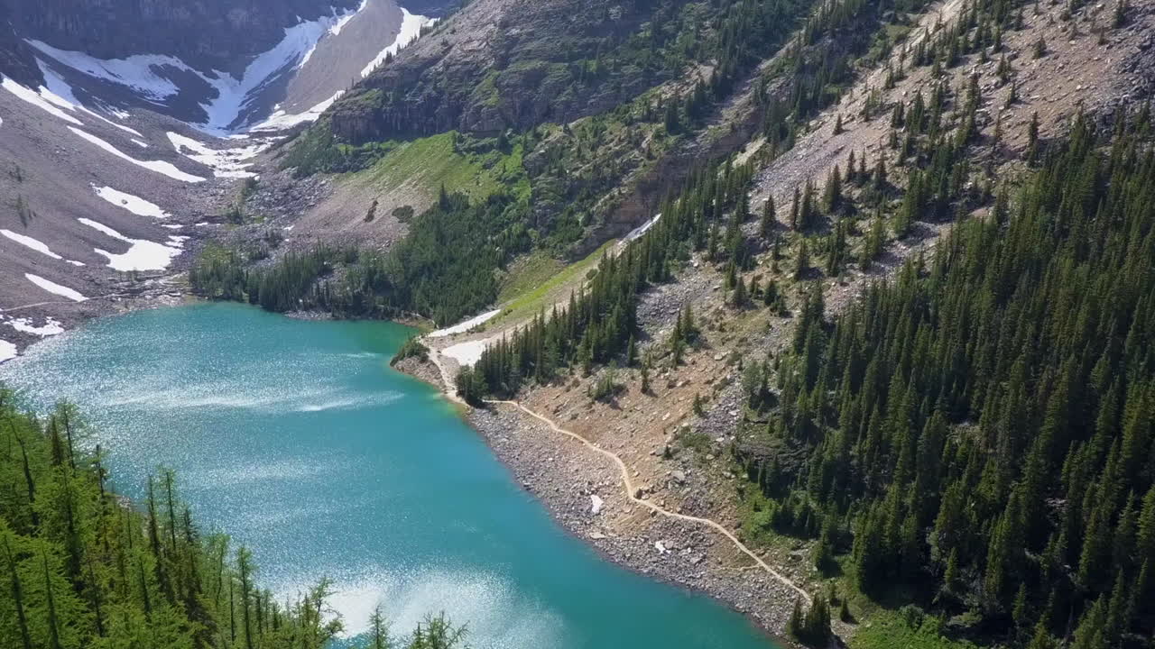 반짝이는 호수 아그네스를 드러내는 공중 라운드 바위 산 절벽