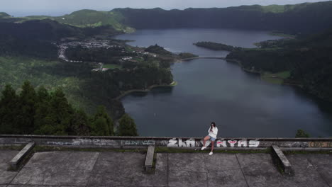 Mädchen-Macht-Ein-Selfie-Auf-Dem-Dach-Des-Monte-Palace-Hotels-Mit-Blick-Auf-Den-See-Der-Azoren