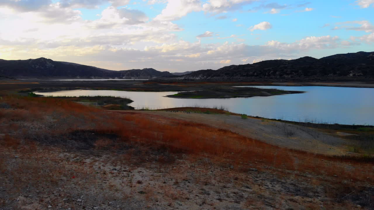 volar sobre dique alto y seco abandonado y rampa para botes hasta el lago irvine seco en el sur de california en la hermosa puesta de sol- el lago está casi vacío debido a la sequía