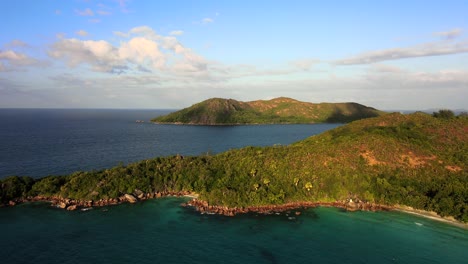 paisajes en las seychelles filmados con un dron desde arriba que muestran el océano, las rocas, las palmeras