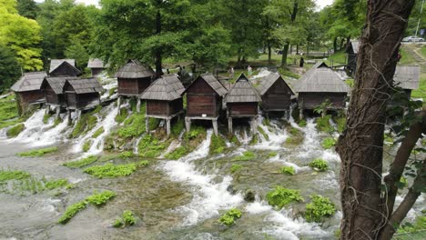 Molinos-De-Agua-Históricos-En-El-Río-Jajce,-Aéreo-En-Bosnia-Y-Herzegovina