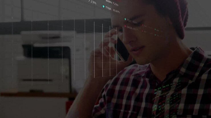Animation von Börsendatenverarbeitung über einem kaukasischen Mann, der im Büro mit dem Smartphone telefoniert