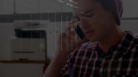 Animación-Del-Procesamiento-De-Datos-Del-Mercado-De-Valores-Sobre-Un-Hombre-Caucásico-Hablando-Por-Teléfono-Inteligente-En-La-Oficina