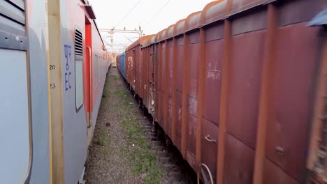 Personenzug-Fährt-Auf-Gleisen-Und-überquert-Am-Morgen-Einen-Güterzug-Aus-Der-Entgegengesetzten-Richtung.-Das-Video-Wurde-Am-4.-August-2022-Am-Bahnhof-Neu-Delhi-Aufgenommen