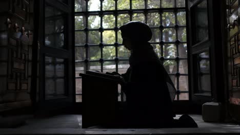 Muslim-girl-at-masjid-silhouette