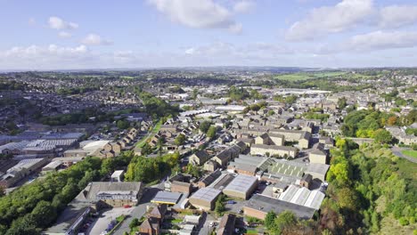 imágenes aéreas de drones de la ciudad de heckmondwike, que es un distrito en el oeste de yorkshire, inglaterra, reino unido, que muestra urbanizaciones residenciales y casas adosadas en verano