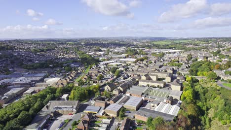 drohnenaufnahmen aus der luft der stadt heckmondwike, einem bezirk in west yorkshire, england, großbritannien, zeigen wohnsiedlungen und doppelhaushälften im sommer