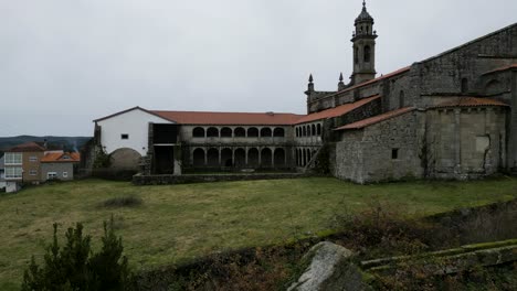 Schwenken-Sie-über-Den-Hinterhof-Des-Klosters-Santa-Maria-De-Xunqueira-Und-Die-Steingebäude