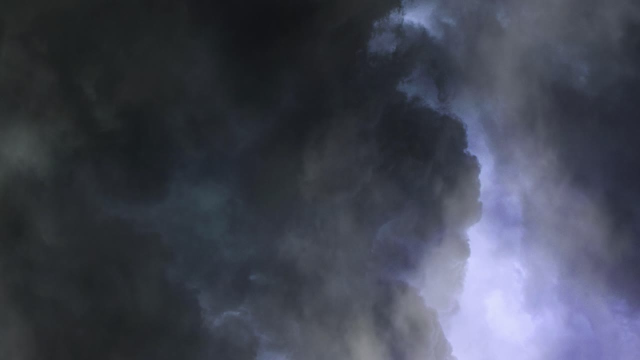 un temporale su un cumulonembo in avvicinamento nel cielo, punto di vista