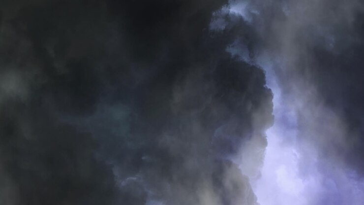 un temporale su un cumulonembo in avvicinamento nel cielo, punto di vista