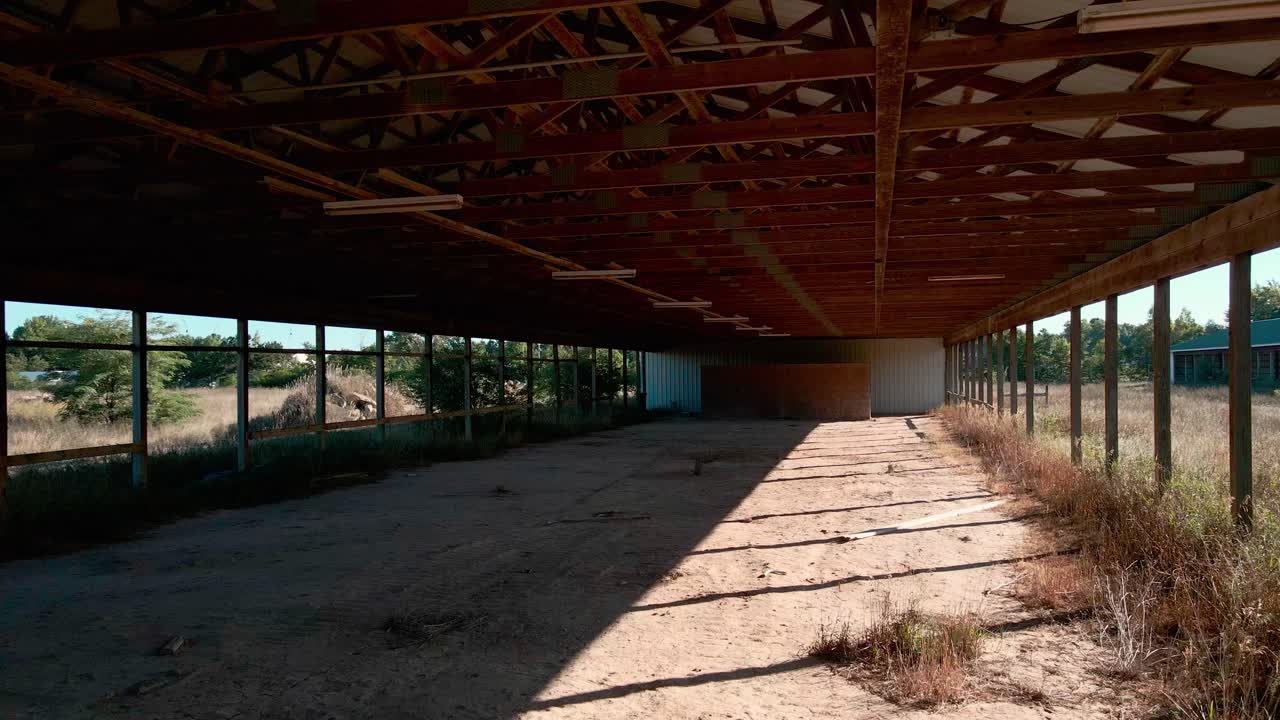 empujando hacia adelante en un establo de caballos abandonado