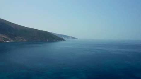 Sobrevuelo-Del-Mar-Mediterráneo-Hacia-El-Hermoso-Paisaje-De-La-Costa-De-Las-Montañas,-Isla-De-Kefalonia