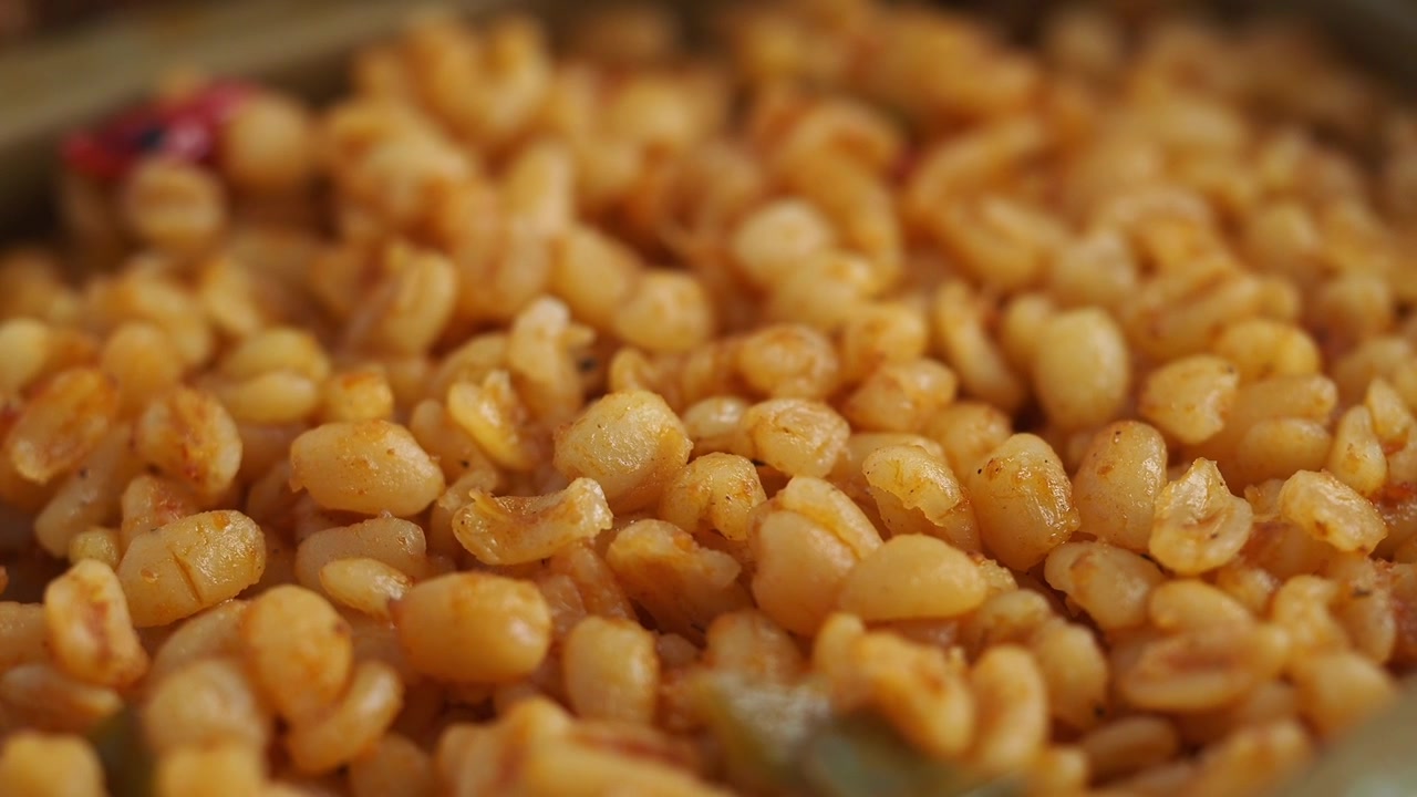 Primer plano de trigo bulgur cocido en un cuenco