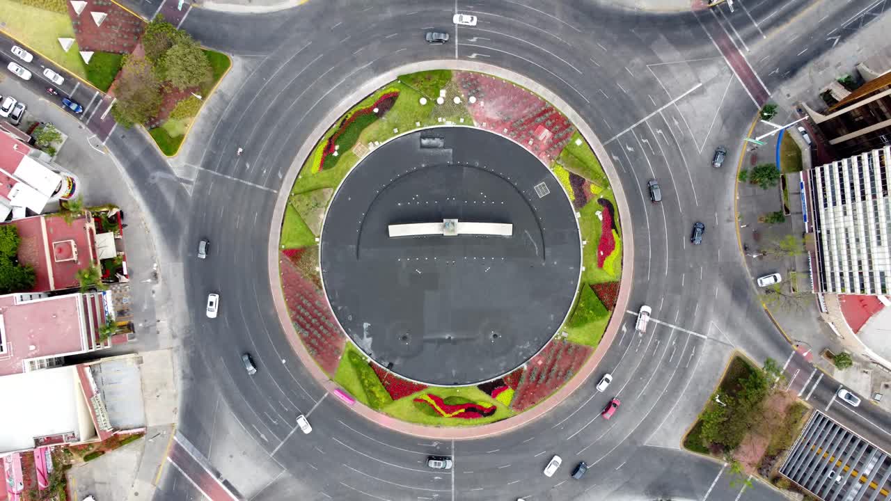 미네르바는 과달라하라에서 가장 상징적인 라운드바아웃 중 하나입니다.