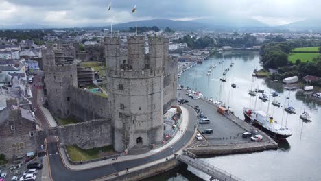 antiguo caernarfon castillo galés puerto ciudad vista aérea medieval frente al mar punto de referencia derecha órbita para detener
