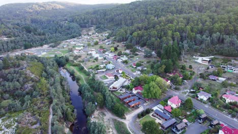 Antenne-Regionale-Stadt-Umgeben-Von-Wald-Derby,-Tasmanien,-Australien