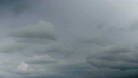 un lapso de tiempo con nubes en movimiento