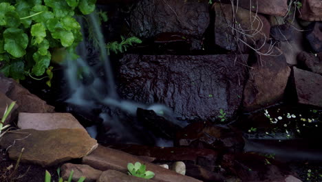 Zeitraffer-Und-Langzeitbelichtung-Eines-Kleinen-Wasserfalls-Und-Süßwasserteiches