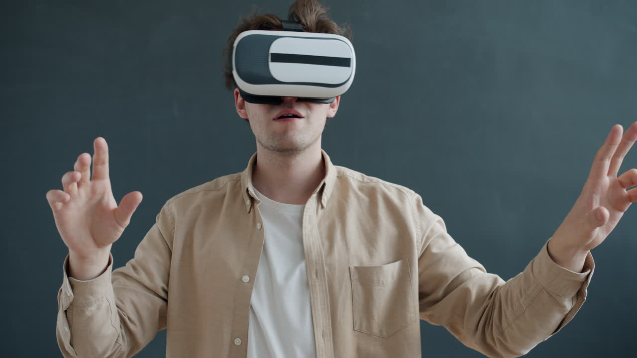 Persona che sperimenta la realtà virtuale