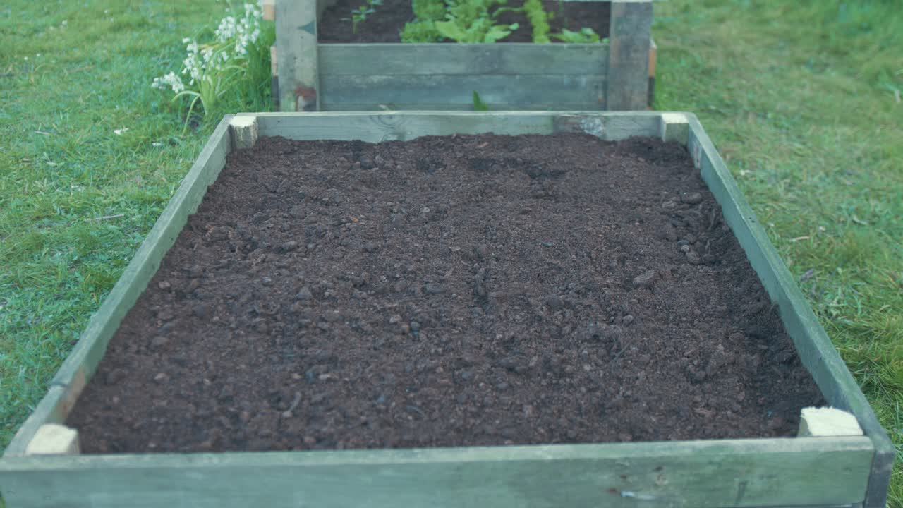 lecho de jardín elevado terminado con suelo de compost listo para plantar