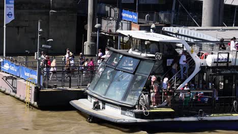 barco atracado en el muelle con pasajeros a bordo