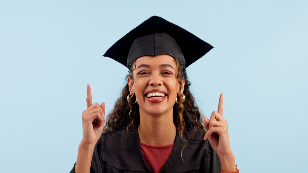 mujer feliz, baile estudiantil