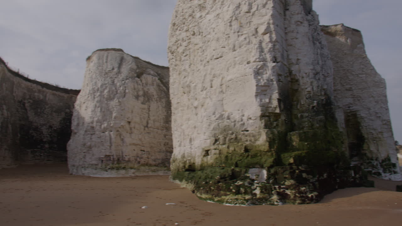 Toma panorámica ultraancha en ascenso de las formaciones rocosas de creta y los acantilados en la playa de Botany Bay durante la marea baja. En Marine Drive, Broadstairs.
