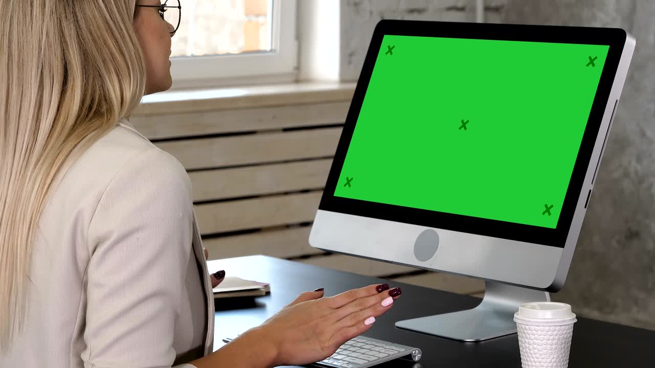 mujer de negocios haciendo una llamada de video a un socio de negocios. pantalla verde muestra una maqueta