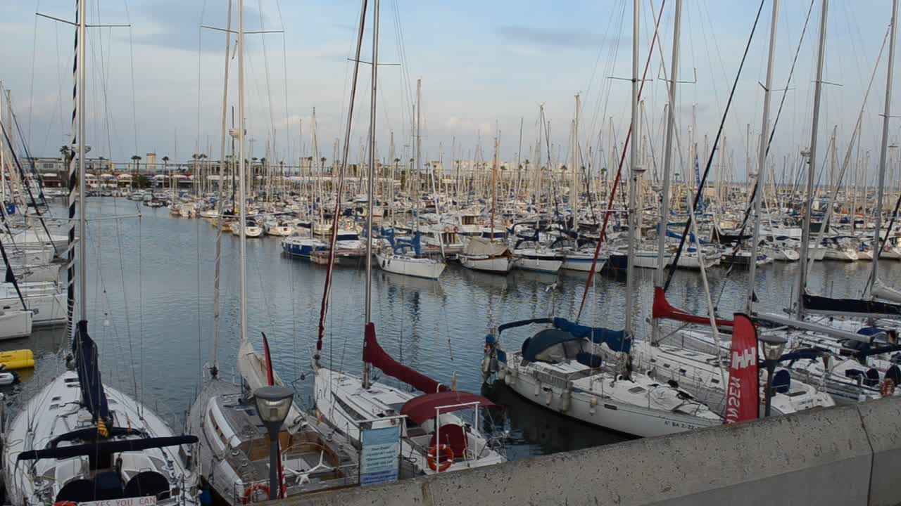 Alcune barche nel porto di Barcellona