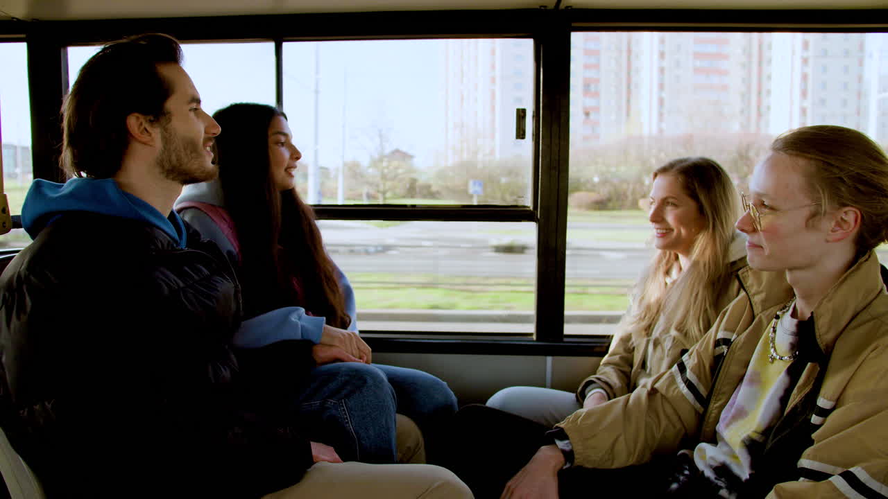 버스에 앉아 있는 젊은이들