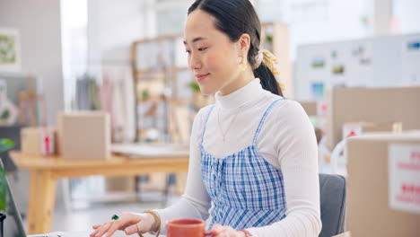 Comercio-Electrónico,-Mujer-Asiática-En-La-Computadora-Portátil-Tomando-Café