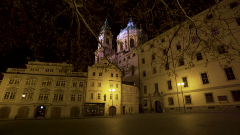 Leerer-Kleiner-Stadtplatz-Und-St