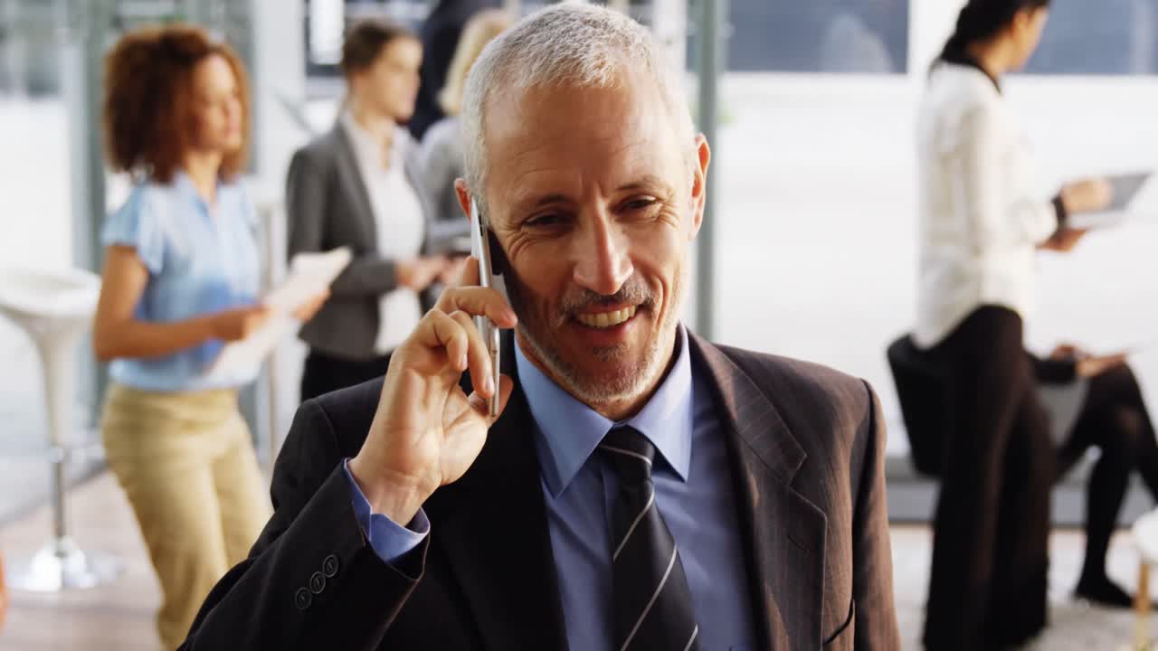 Forretningsmand taler i mobiltelefon