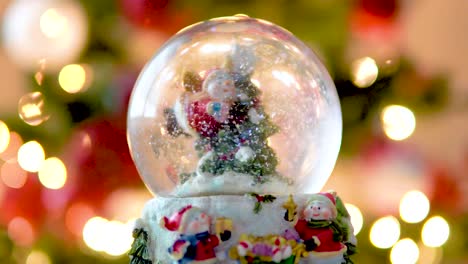 globo del hombre de nieve de navidad con copos de nieve, luces parpadeando en el árbol de navidad en el fondo