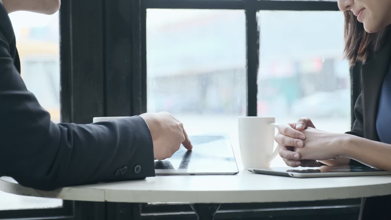 스마트 캐주얼 웨어를 입은 창의적인 젊은이들이 커피에서 비즈니스 브레인 스토밍, 회의 아이디어, 모바일 애플리케이션 소프트웨어 디자인 프로젝트, 동료, 팀워크 개념을 논의합니다.