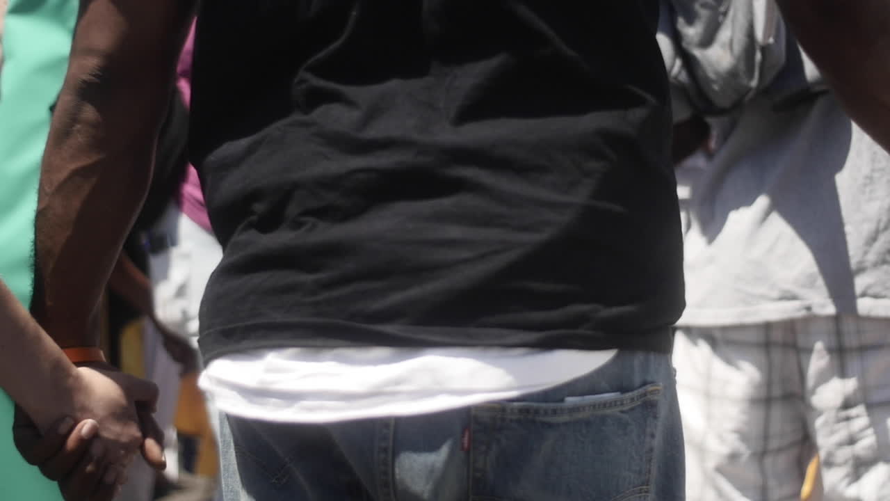 다양한 동맹국이 평화로운 시위에서 강력한 순간에 손을 잡습니다.