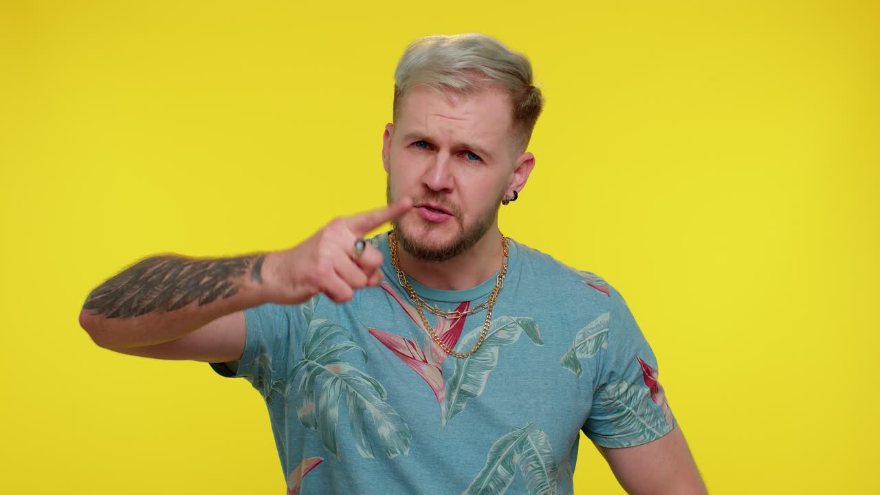 el hombre hace gestos de irritación y descontento, culpando a la reprensión por el fracaso, preguntando por qué sucedió esto.