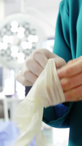 cirujanos que usan guantes quirúrgicos