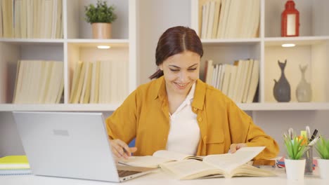 es una estudiante viva.