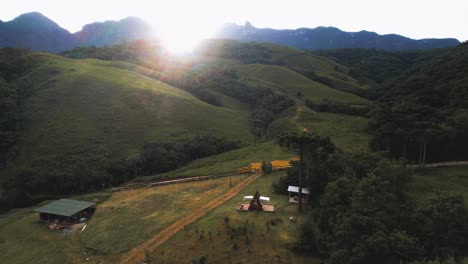 Imágenes-Aéreas-De-Un-Chalet-Ubicado-En-Medio-De-Las-Montañas-En-La-Ciudad-De-Alfredo-Wagner---Santa-Catarina---Brasil