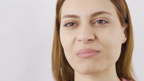 mujer comiendo piña seca en primer plano. frutas secas.