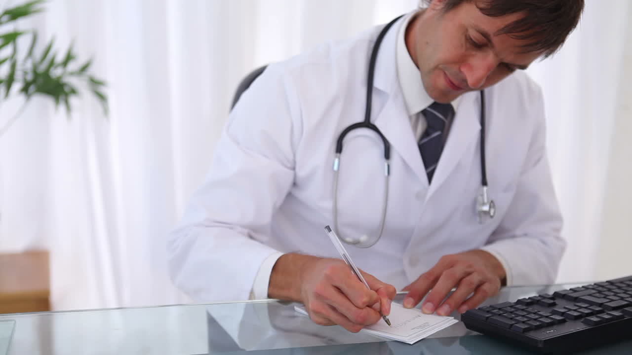 el médico escribiendo una receta