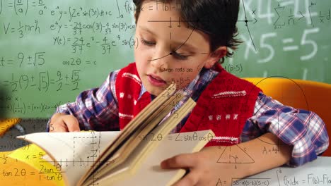 Animation-Von-Mathematischen-Formeln-über-Fokussiertem-Kaukasischem-Jungen,-Der-In-Der-Schule-Lernt