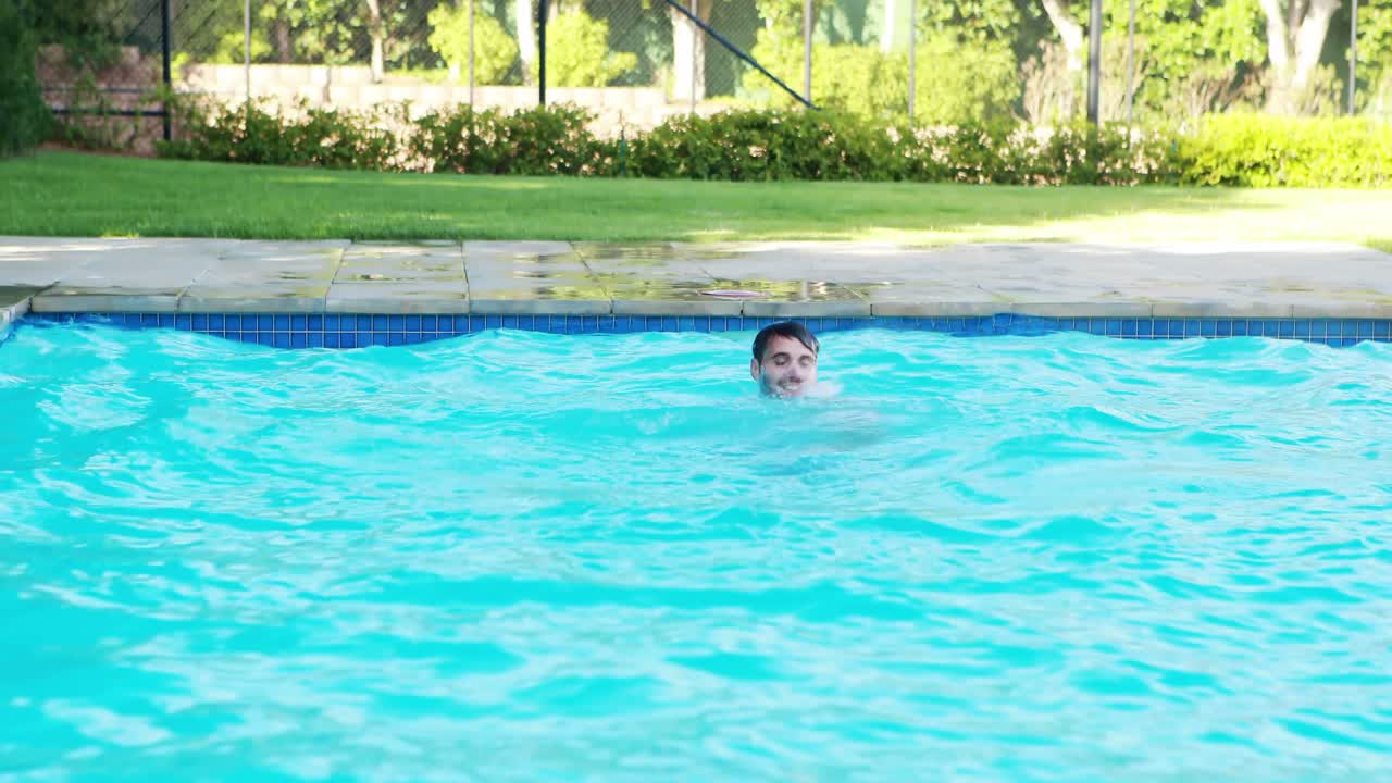 hombre nadando en la piscina